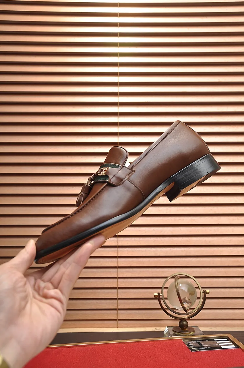 Men's shoes💰500💶Italy's top luxury men's shoe giant (GUCCI) (Gucci) (full cowhide lining) new arrival🍃Original European style🔰 Pleasant to the eye😍In order to make the shoes more durable and non-deformable🌀The production continues to follow traditional methods but there is still no lack of innovation💪Choose original sheepskin for the leather♻️ Smooth and natural And extra bright ⭐Made of imported cowhide, the first choice of rich people 38-45 (45 customized)